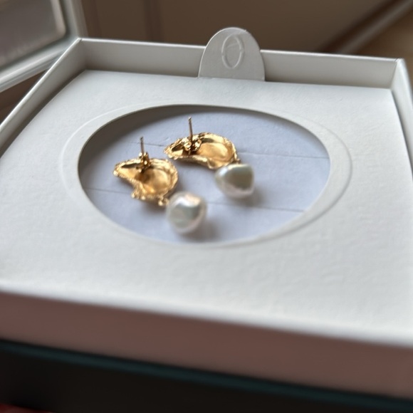 Aurate X Kerry Venus Organic Pearl Gold Earring - Picture 7 of 16